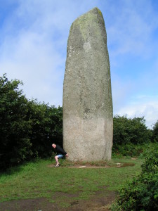 De grootste staande menhir van Kerloas,Obelix is er niks bij...